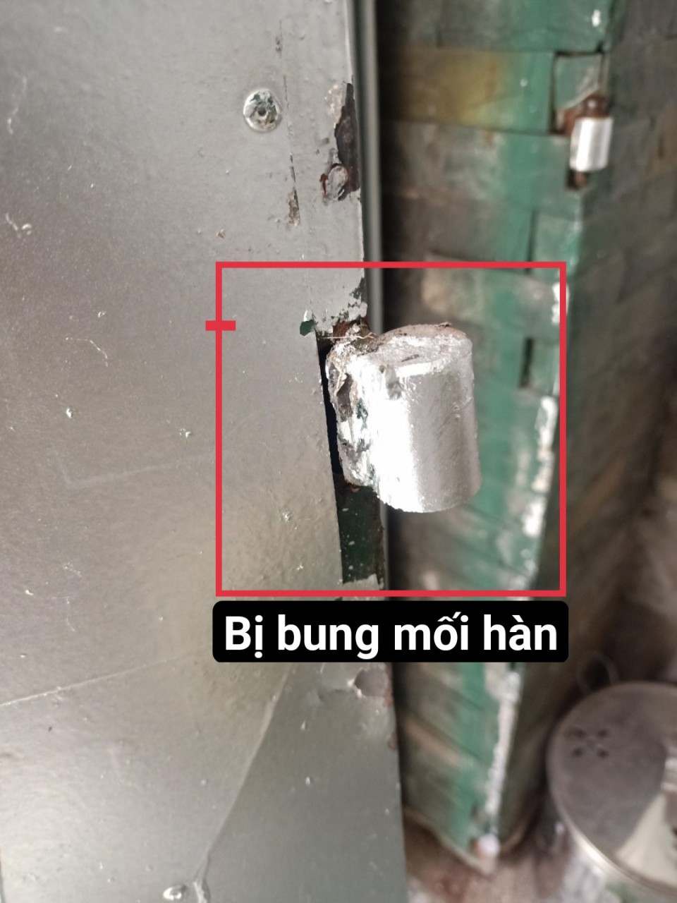 lề cửa sắt bị bung