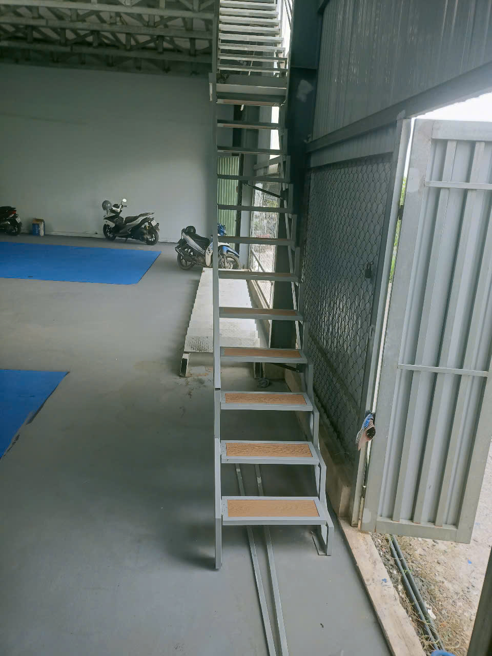 Mẫu cầu thang gấp vào tường lắp đặc tại quận gò vấp