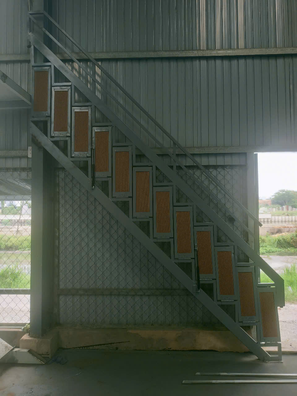 ẫu cầu thang gấp vào tường lắp đặc tại quận gò vấp